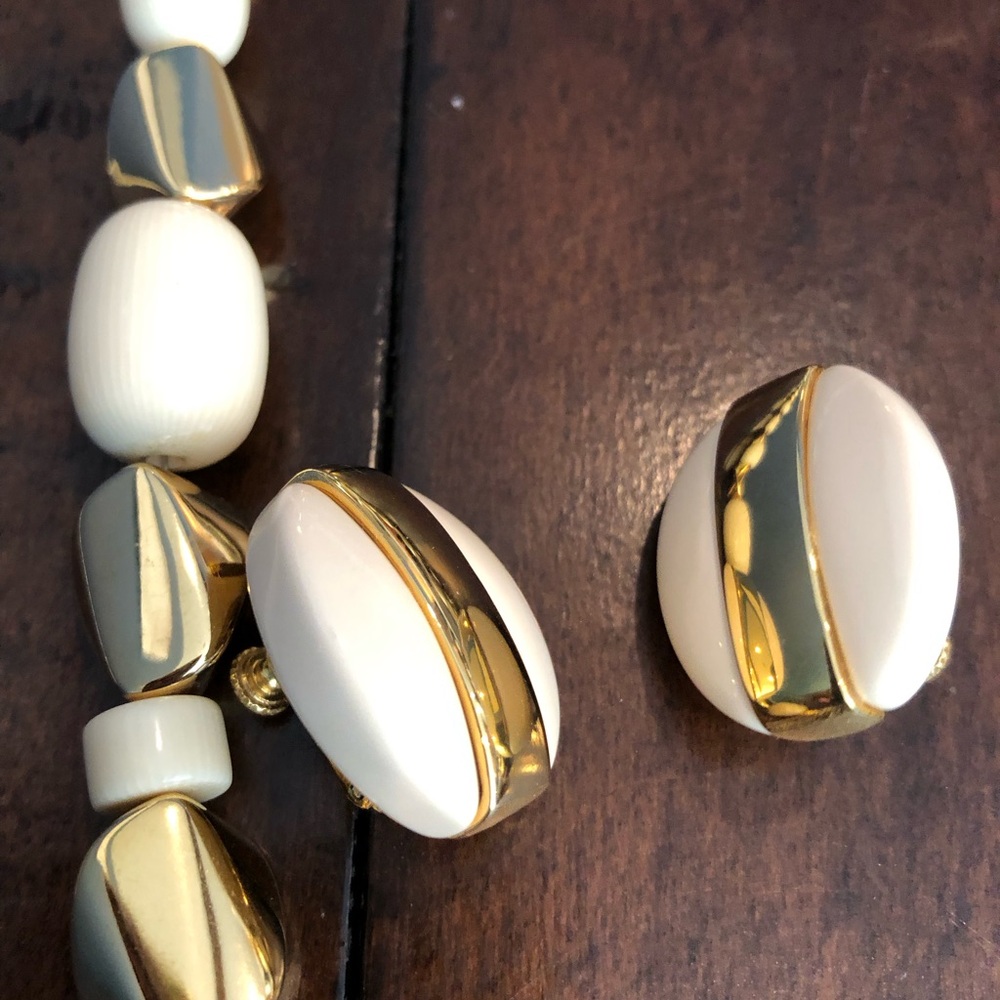 Napier white cream lucite & gold tone necklace & adjustable clip earrings EUC